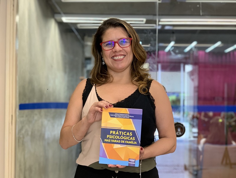 Autora do livro, professora Juliane Dominoni Gomes da Universidade Federal de Campina Grande -UFCG