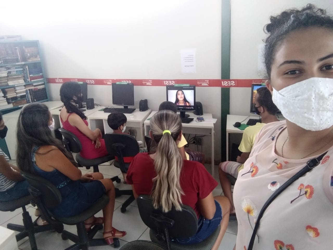 Magna Cardoso, aluna do curso de Biblioteconomia e Documentação, apresentou os vídeos do projeto na cidade de Poço Verde-SE. (foto: Arquivo pessoal)